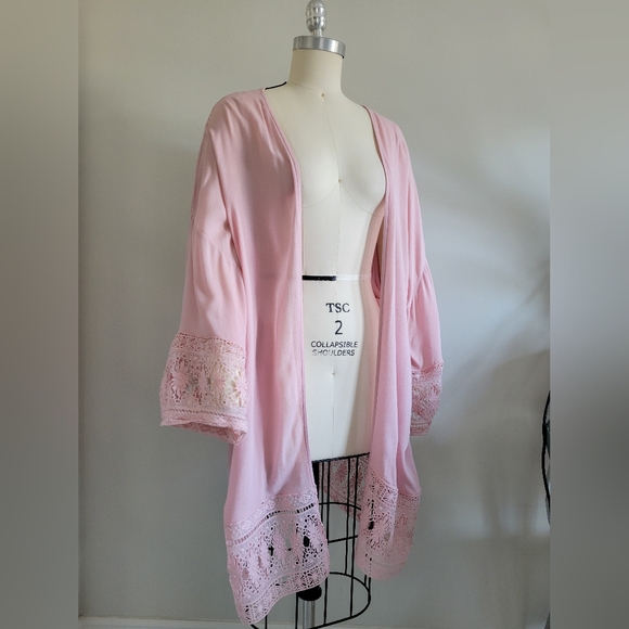 Lace trimmed robe in soft pink flowy fabric - Picture 6 of 6
